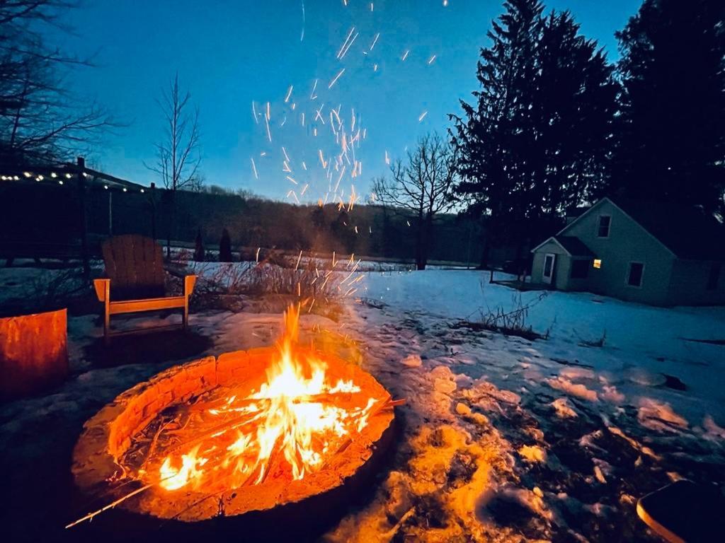 Cozy Cottage With Jacuzzi And Fire Pit And Reading Nook! Livingston Manor Exterior photo